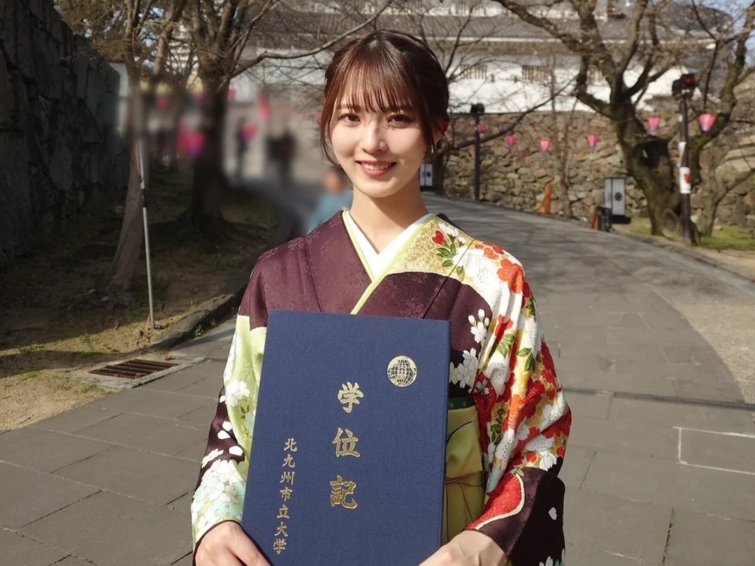 Yuzuki Nakashima rela terbang lintas kota demi kuliah. Anggota idol group Sakurazaka46 ini jadi inspirasi karena utamakan pendidikan di tengah karier.