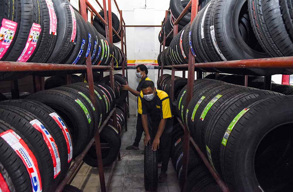 POPULER: Tumpukan ban karet tubeless di sebuah toko ban di Banyuwangi.