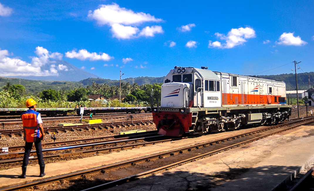 TRANPOSRTASI PUBLIK: Lokomotif kereta api melaju di atas rel di Banyuwangi.