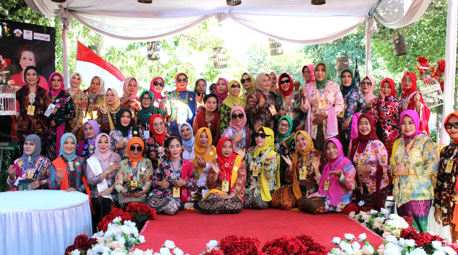 Pengurus dan anggota KKI Banyuwangi saat peringatan Hari Kartini di halaman Kantor Camat Banyuwangi, Sabtu (26/4).