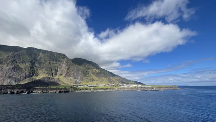 Tristan da Cunha, pulau terpencil di Samudera Atlantik.