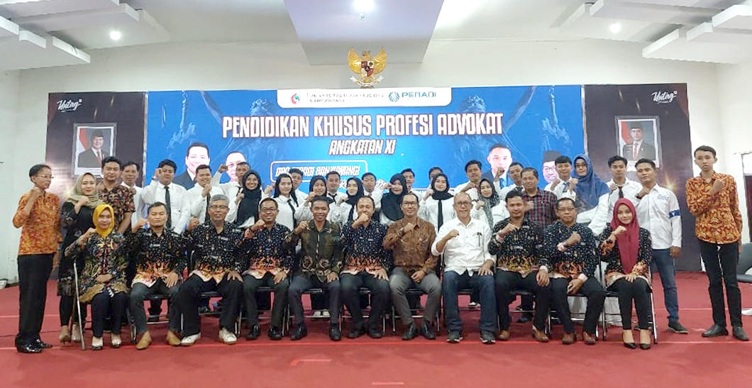 Para pengurus DPC Peradi Banyuwangi berfoto bersama dengan para peserta PKPA angkatan XI di auditorium Untag 1945 Banyuwagi, Sabtu (26/4).