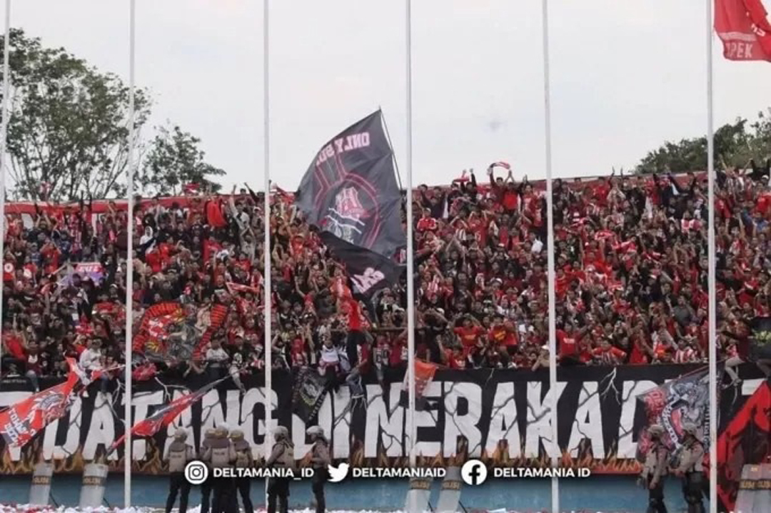 Ribuan Deltamania saat mendukung Deltras FC di Stadion Gelora Delta Sidoarjo. (Instagram Resmi Deltamania)