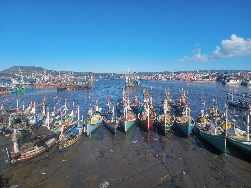 LIBUR: Sejumlah perahu dan kapal milik nelayan di Pelabuhan Muncar terpaksa tidak melaut karena terjebak air laut surut Minggu (27/4)