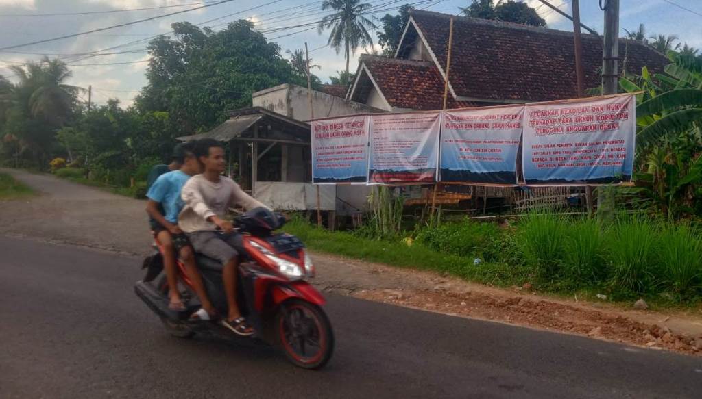 PROTES: Masyarakat Desa Plampangrejo, Kecamatan Cluring mengungkapkan rasa kecewa terhadap Pemdes karena belum bisa merealisasikan BLT ADD DD 2024 Minggu (27/4).