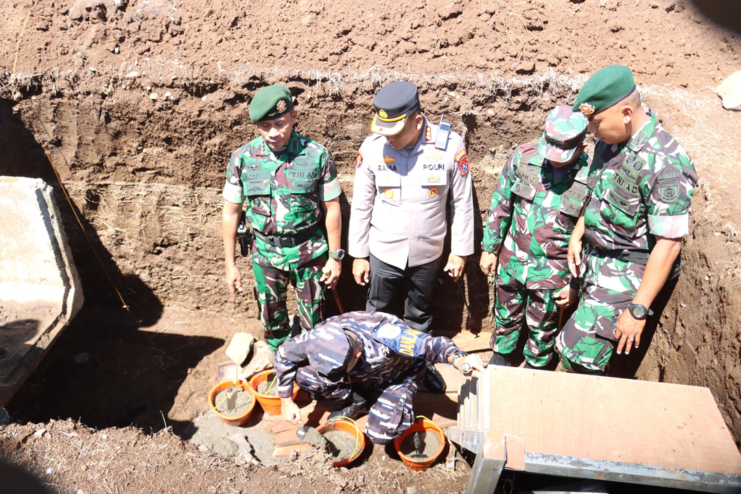 GAPURA BATALYON: Forpimda Banyuwangi melakukan peletakan batu pertama pembangunan gapura Yonif 515 Kostrad yang terletak di Desa Pakistaji, Kabat, Sabtu (26/4).