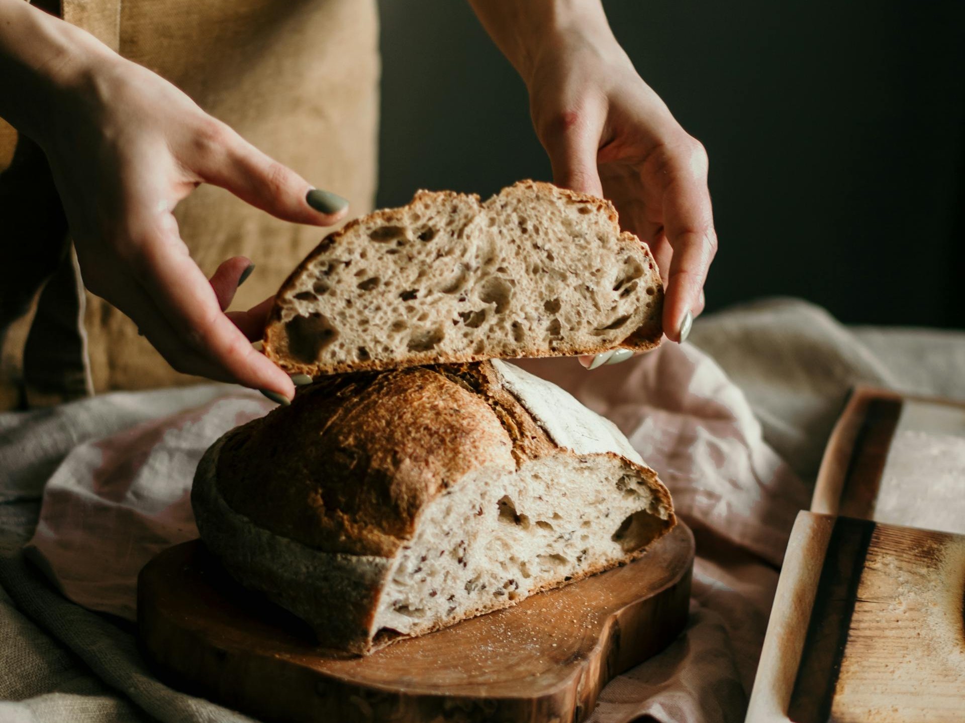 Kenali perbedaan sourdough dengan roti biasa yang membuatnya lebih istimewa.