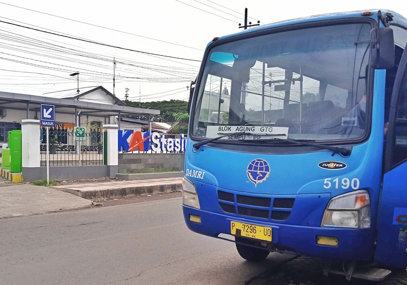 KALAH SAING: Bus Damri jurusan Desa/Kecamatan Sempu - Desa Karangdoro, Kecamatan Tegalsari memulai perjalanan di depan Stasiun Kalisetail, Desa/Kecamatan Sempu Minggu  (27/4)