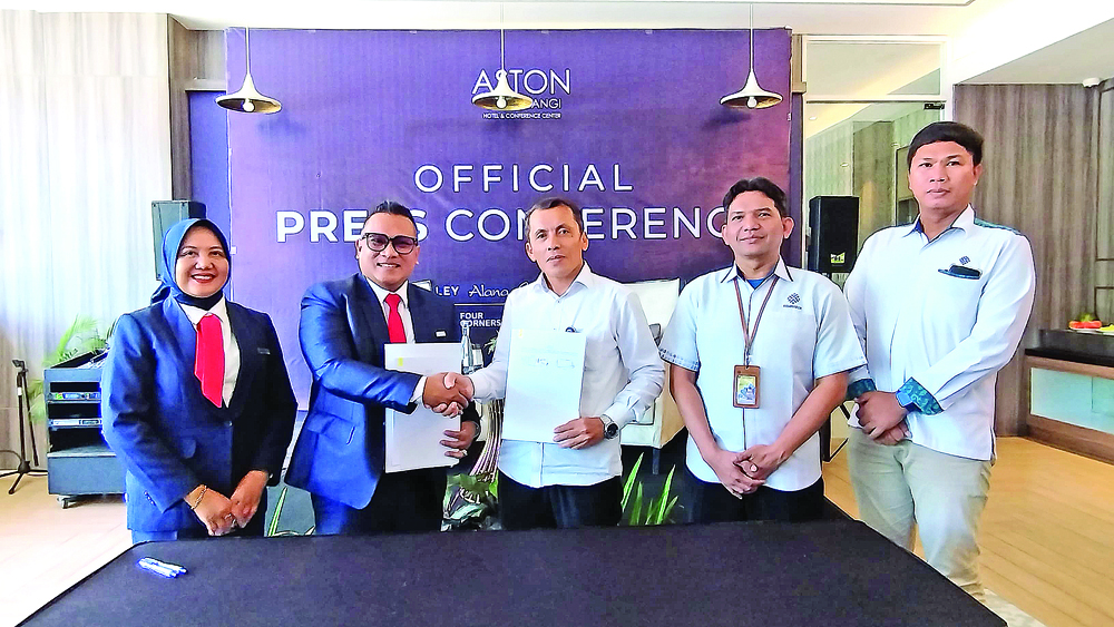 GM Aston Banyuwangi Catur Rahmadi SM (berkacamata) dan Kepala BPVP Banyuwangi Arsad SAg MPdI (tiga dari kiri) usai menandatangani MoU yang dilaksanakan di Hotel Aston Banyuwangi, Senin (28/4).
