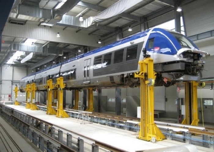 Lifting jack, alat yang membantu mengangkat lokomotif atau kereta.