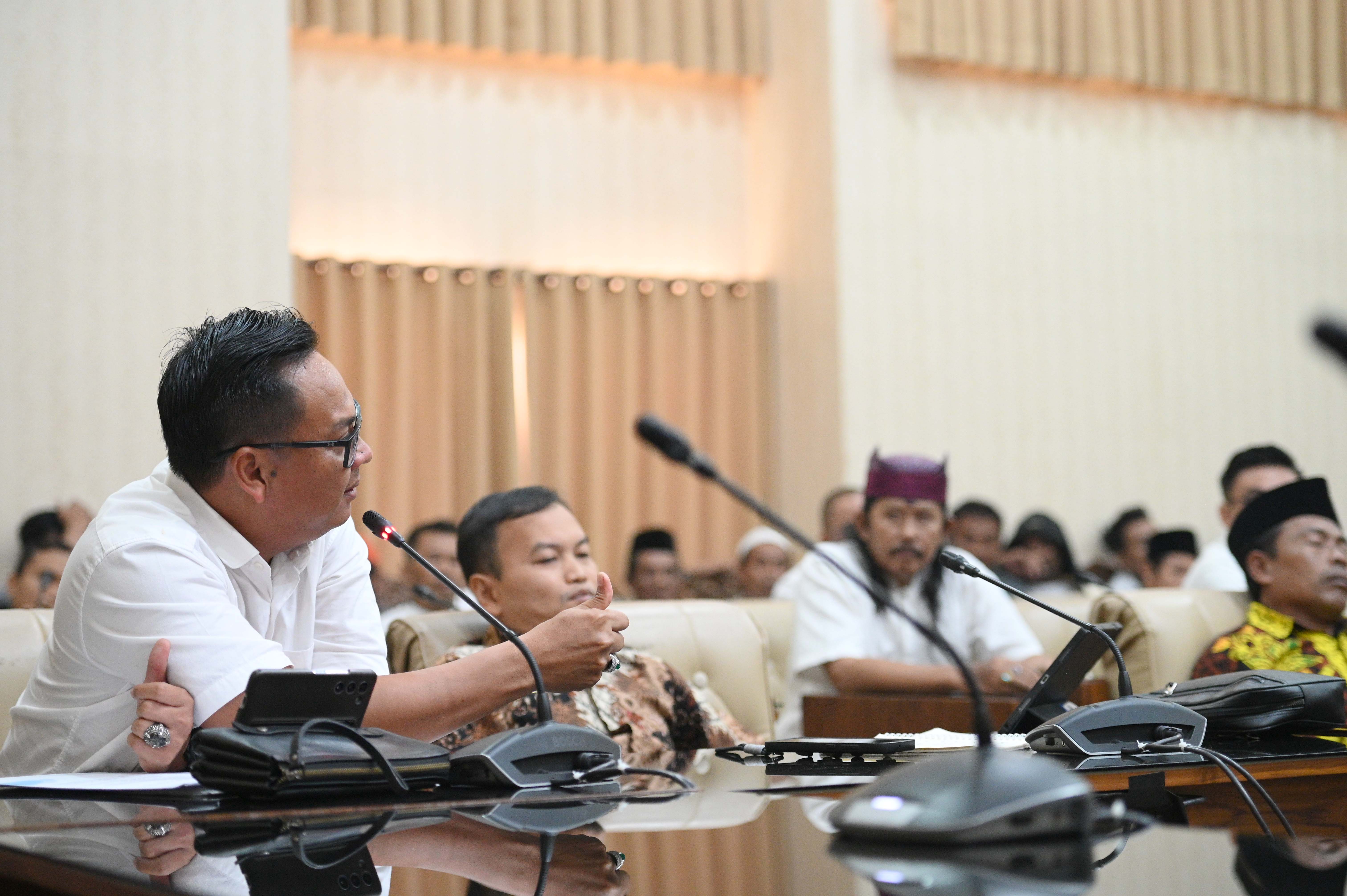 Tim kuasa hukum Forum Watukebo Bersatu, Budi Kurniawan Sumarsono, menyatakan pendapatnya dalam rapat dengar pendapat di Gedung DPRD Banyuwangi Selasa (29/4).
