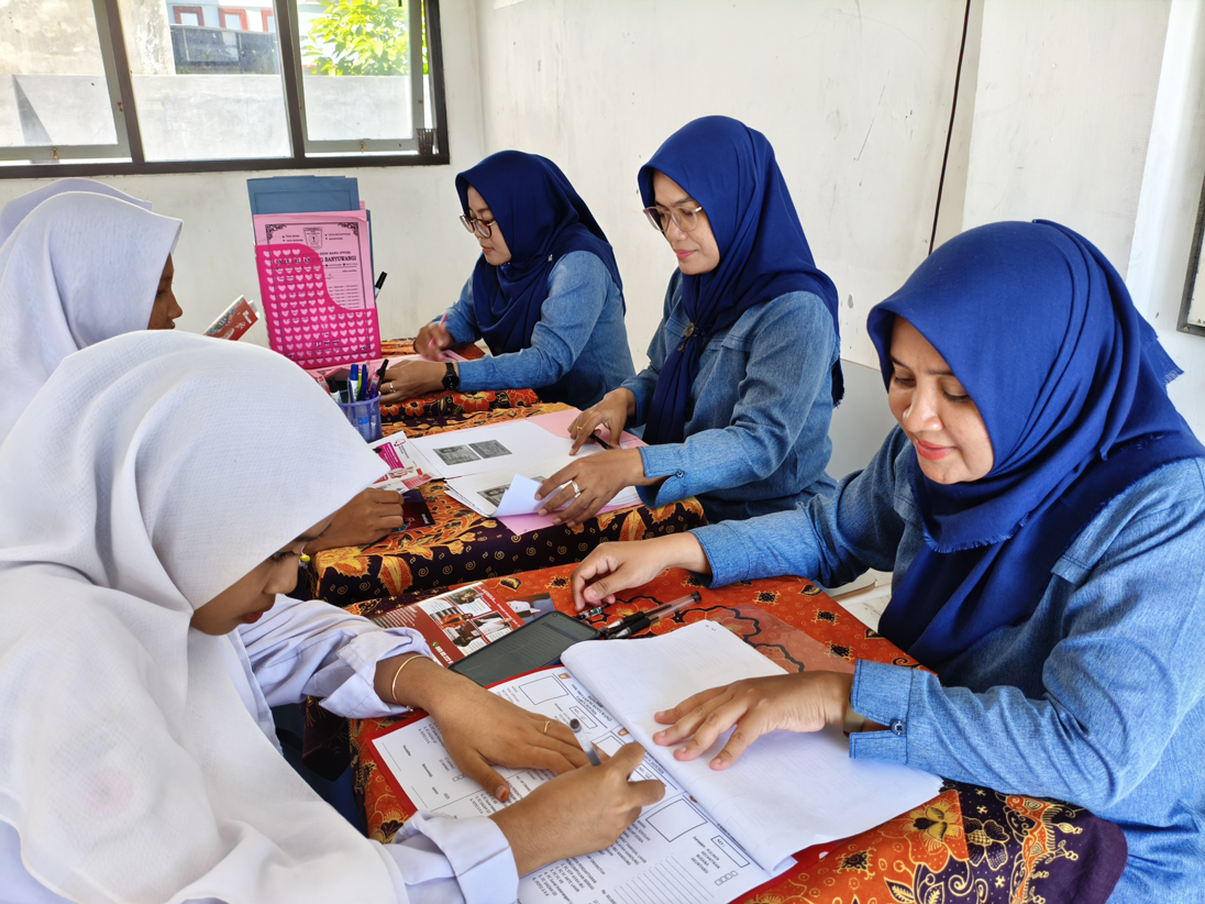 Suasana pendaftaran siswa-siswi baru di SMK Sritanjung Banyuwangi, Senin (28/4). Sudah puluhan murid mendaftar sejak dibuka Desember 2024 lalu.