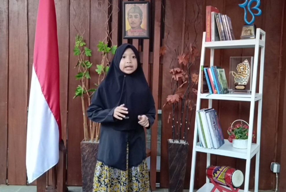 KEPAHLAWANAN : Kaivanina Ain Tasya siswa SDN Kepatihan Banyuwangi membawakan tema cerita Bung Tomo dalam Lomba Bertutur