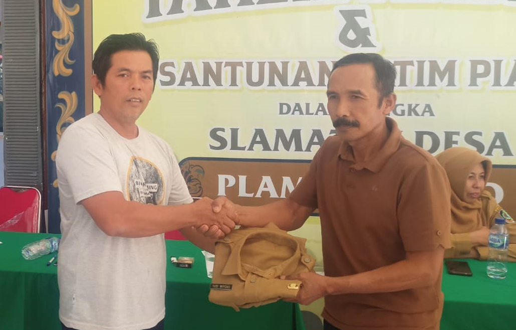 Kades Yudi Wiyono menyerahkan pakaian dinasnya kepada ketua BPD Plampangrejo Agus Sakiyar, Senin (28/4).