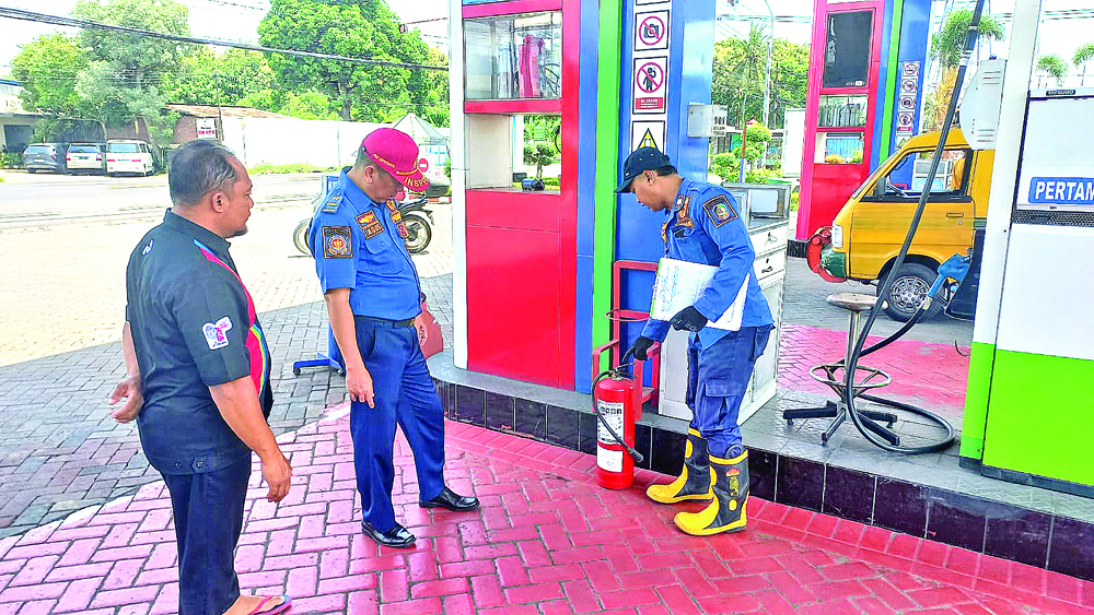 DIPERIKSA: Petugas Damkarmat melakukan sidak sejumlah SPBU dan pom mini untuk memastikan ketersediaan alat pemadam api, Senin (28/4).