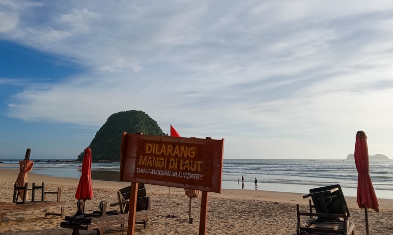 DILARANG BERENANG: Papan penanda larangan berenang dipasang di sejumlah titik di Pantai Pulau Merah, Dusun Pancer, Desa Sumberagung, Kecamatan Pesanggaran Senin (28/4)