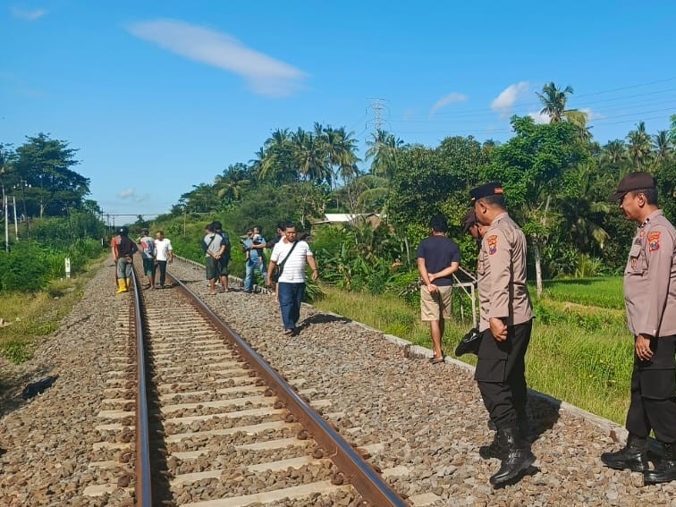 Aparat Polsek Giri melakukan olah TKP di jalur rel antara Stasiun Argopuro-Banyuwangi Kota, Rabu (30/4).