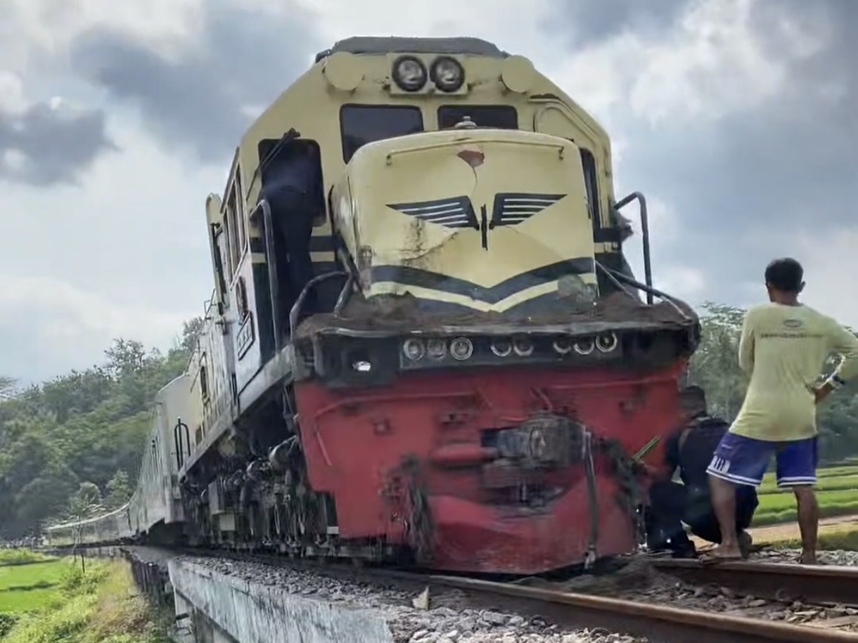 Lokomotif CC 201 92 01 ringsek usai tertemper dump truk di petak antara Stasiun Kalisat-Ledokombo Jember, Rabu (30/4).