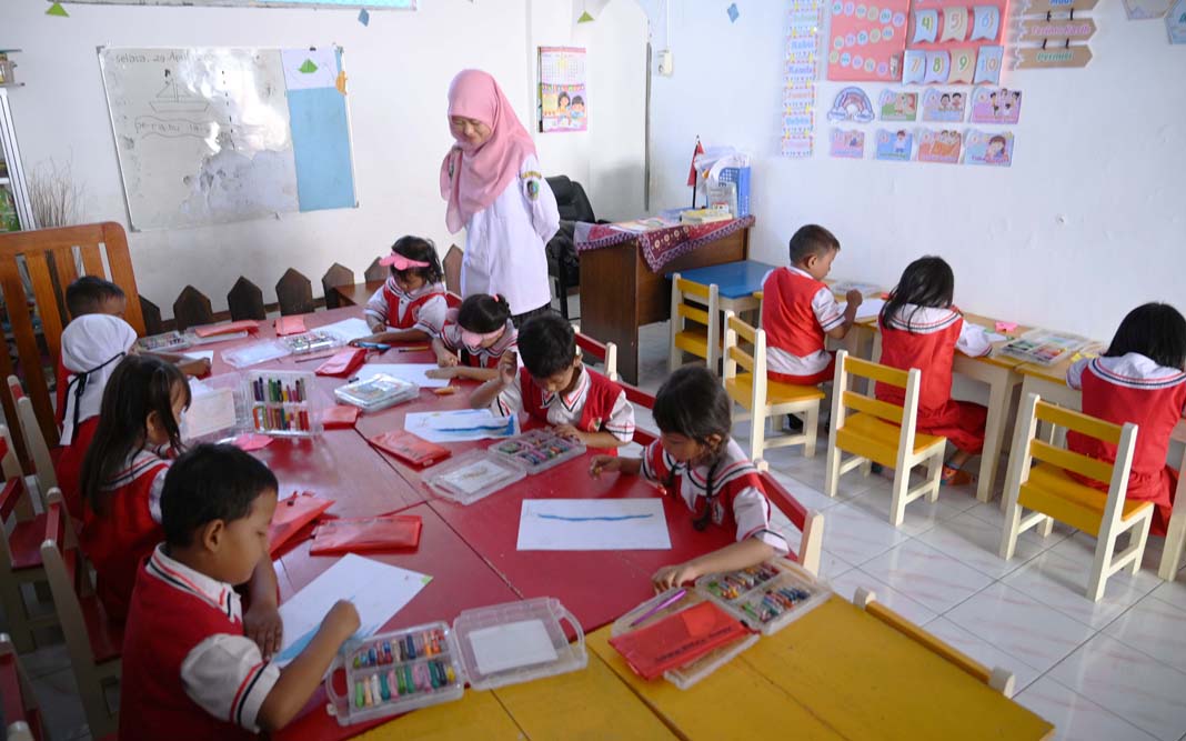 Siswa TK Siwi Peni 1 menjalani proses belajar dan bermain di lembaga pendidikan yang berlokasi di belakang Stadion Diponegoro Banyuwangi.