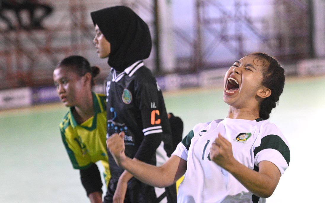GOAL PEMBUKA: Faizul Mei Hayati merayakan gol yang dicetak ke gawang tim futsal putri Pasuruan Kota di lapangan futsal Scudetto, Selasa (29/4).