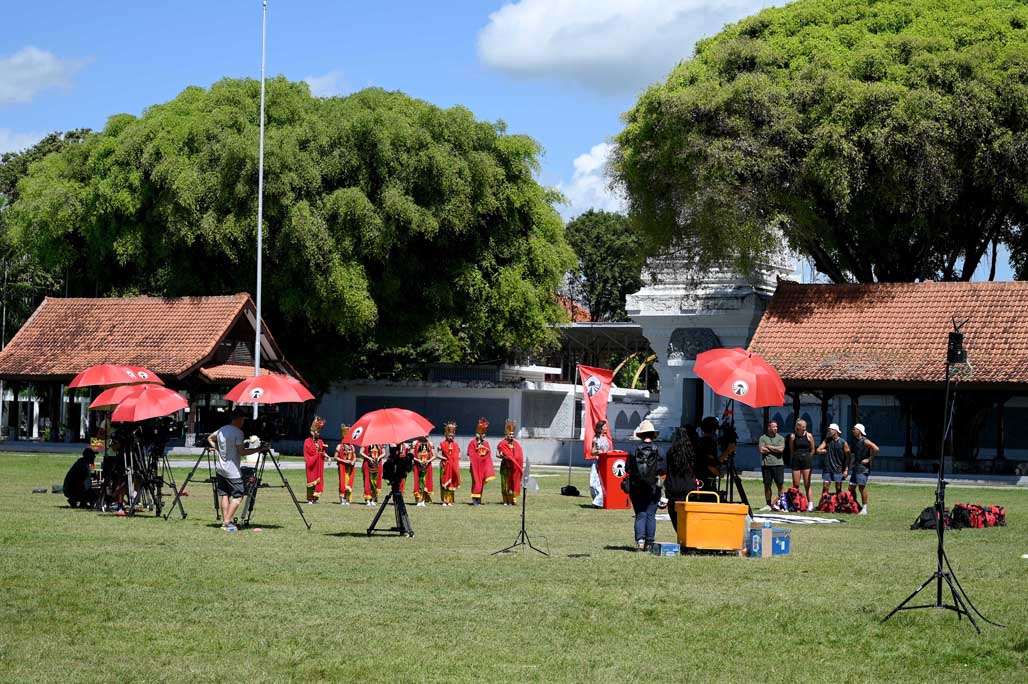 SYUTING: Kru program reality show &rdquo;Asian Express&rdquo; mengambil video sekelompok penari gandrung di Taman Blambangan, Selasa (29/4).