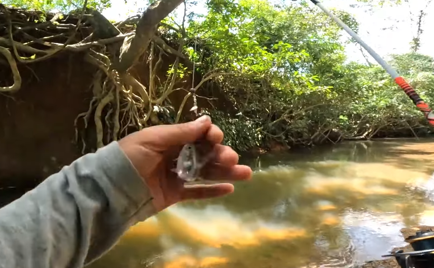 Spot mancing di pinggir aliran sungai.