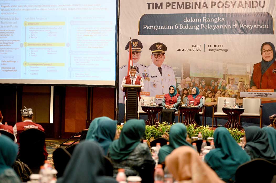LAYANAN KOMPREHENSIF: Plt Kepala Dinkes Amir Hidayat menyampaikan sambutan pada kegiatan rakor Tim Pembina Posyandu Banyuwangi.