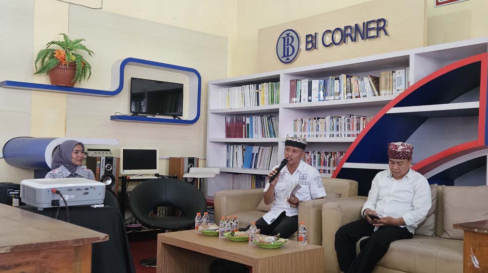 Kepala Dinas Perpustakaan dan Kearsipan Banyuwangi Zen Kostolani bersama Ketua Dewan Kesenian Blambangan Hasan Basri membuka kegiatan bedah buku di Perpustakaan Untag Banyuwangi, Rabu (30/4).