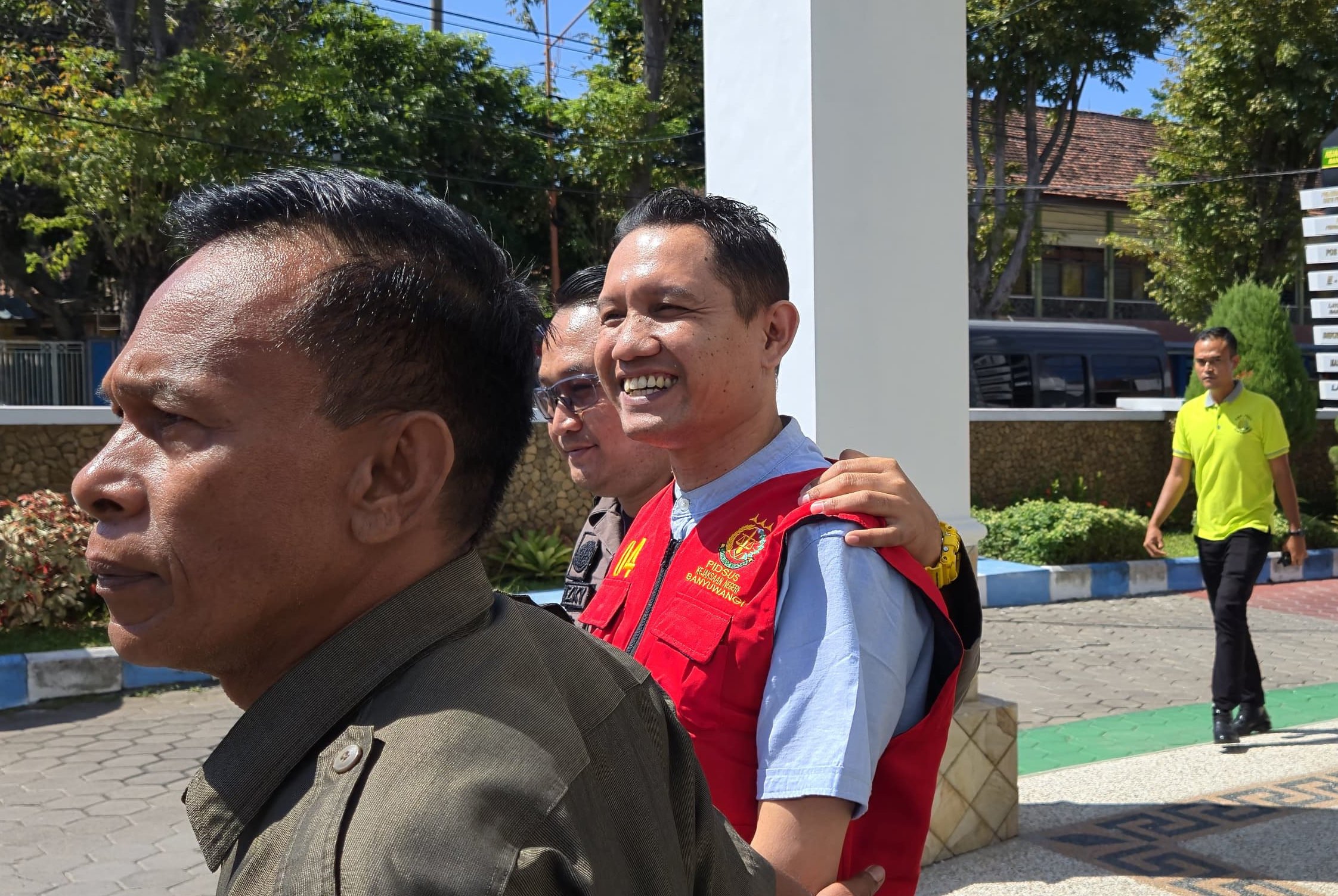 Mantan Kades Aliyan Anton Sujarwo ditahan Kejari Banyuwangi, Kamis (24/4/25). (Bagus Rio/Radar Banyuwangi)