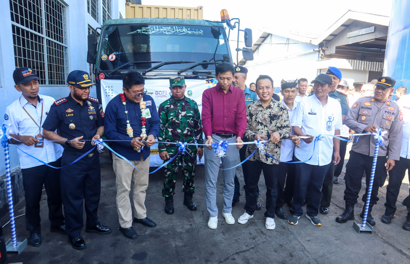 SIMBOLIS: Kepala Kanwil Bea Cukai Jawa Timur II, Agus Sudarmadi (tiga dari kiri), Direktur Marketing PT BOFI Aang Kurniawan (Kemeja merah maroon), Direktur Operasional Mahfudi (baju batik)