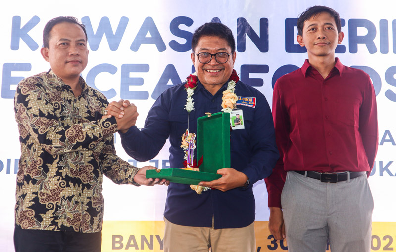 APRESIASI: Kepala Kanwil Bea Cukai Jawa Timur II Agus Sudarmadi (tengah) menerima cendera mata dari Direktur Operasional PT BOFI Mahfudi (kiri) didampingi Direktur Marketing Aang Kurniawan Rabu (30/4)