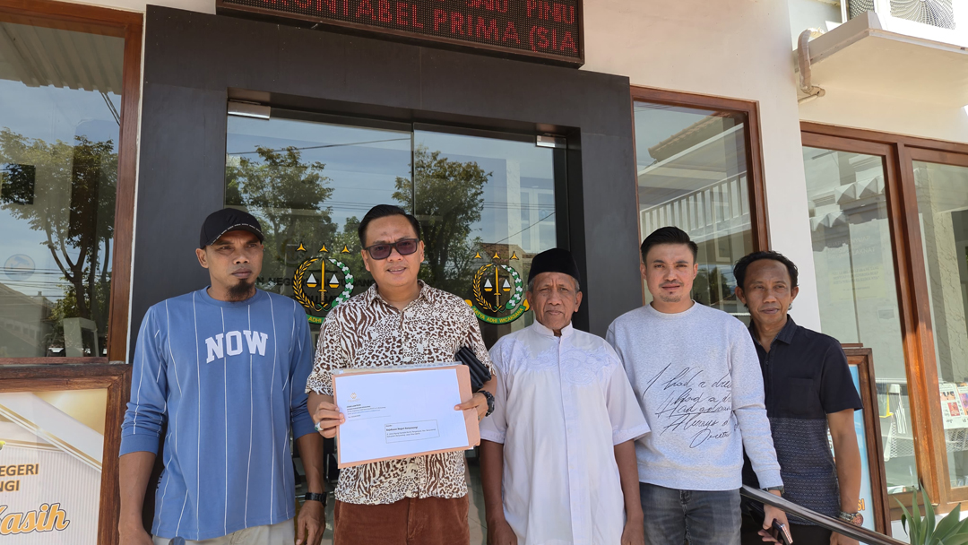 Sejumlah warga Desa Watukebo bersama kuasa hukumnya, Budi Kurniawan Sumarsono (menunjukkan berkas), mendatangi kantor Kejaksaan Negeri Banyuwangi, Rabu (30/4).