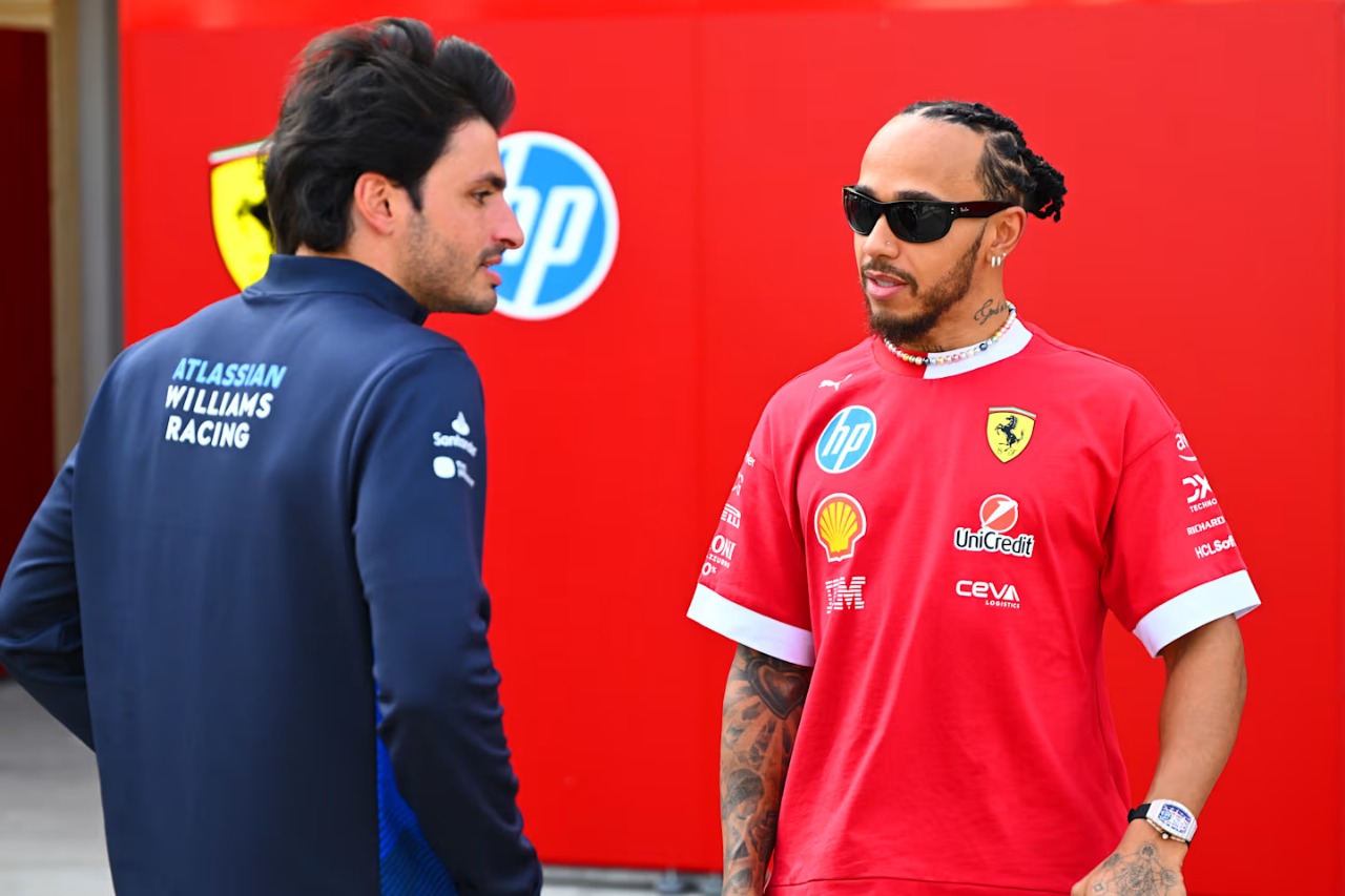 Carlos Sainz ungkap tantangan adaptasi pembalap F1 saat pindah tim, refleksi dari pengalamannya di Williams dan proses Lewis Hamilton di Ferrari.
