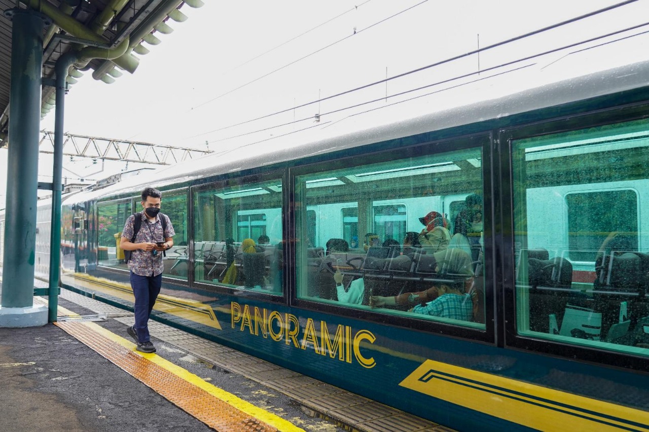 Kereta Panoramic KAI catat lonjakan penumpang 40 persen di kuartal I 2025, hadirkan pengalaman wisata imersif dengan pemandangan alam Indonesia.