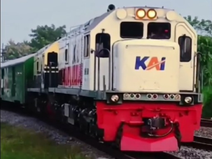 Usai tertemper truk, lokomotif CC 201 92 01 dikirim ke Balai Yasa Yogyakarta untuk perbaikan dengan dititipkan KA Sritanjung rute Ketapang-Lempuyangan, Jumat (2/5).