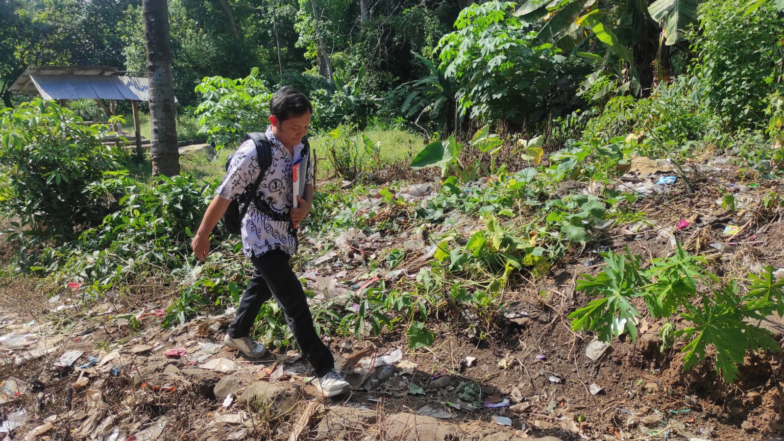 16 TAHUN JADI HONORER: Agus Hermanto berjalan kaki dari rumahnya menuju SMPN 3 Wongsorejo di daerah terpencil, Dusun Pringgondani, Desa Watukebo, Kecamatan Wongsorejo.