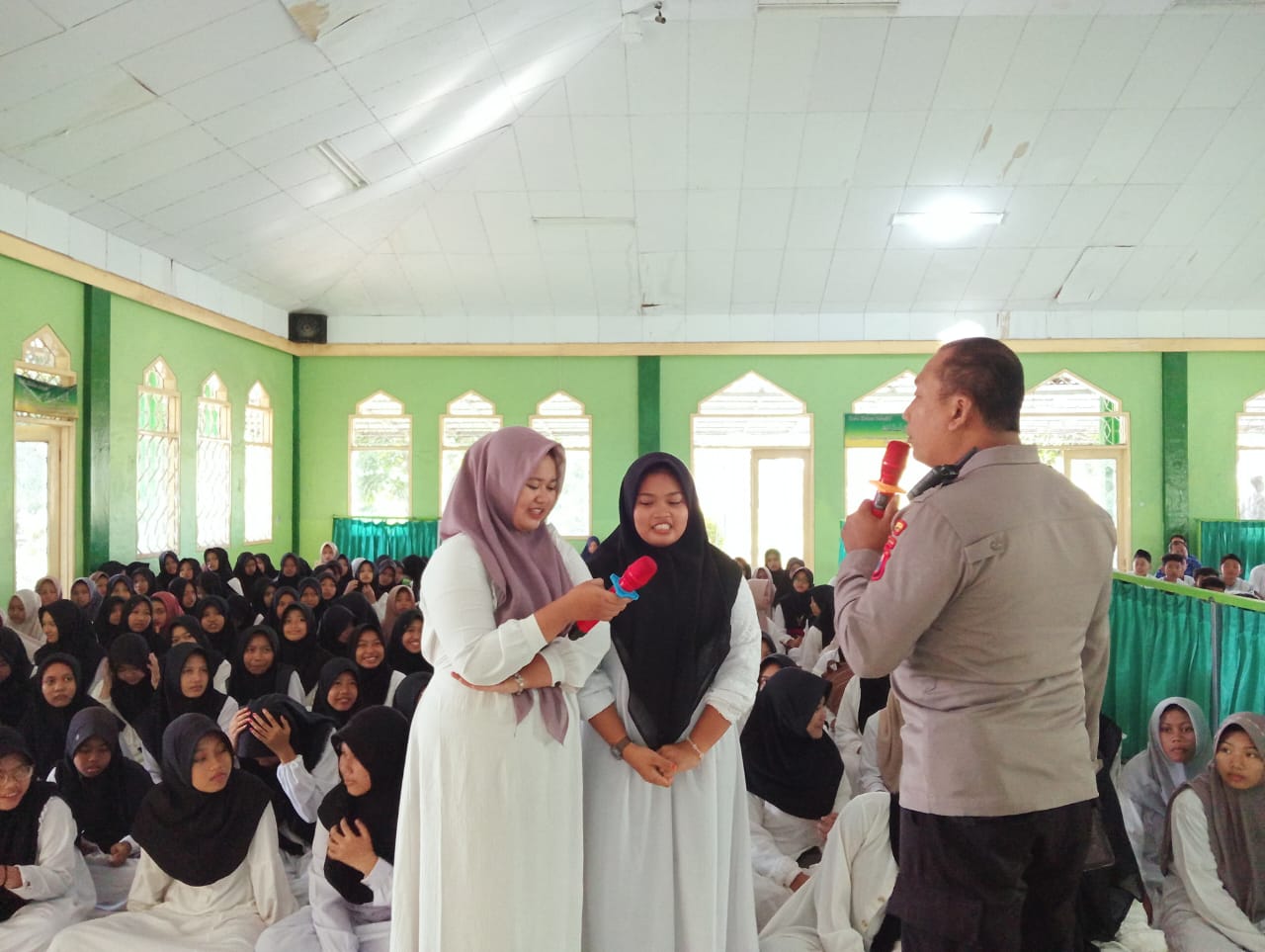 Sat Binmas Polresta Banyuwangi Edukasi Pelajar MTSN 10 Tentang Bahaya Narkoba. (Polresta Banyuwangi)