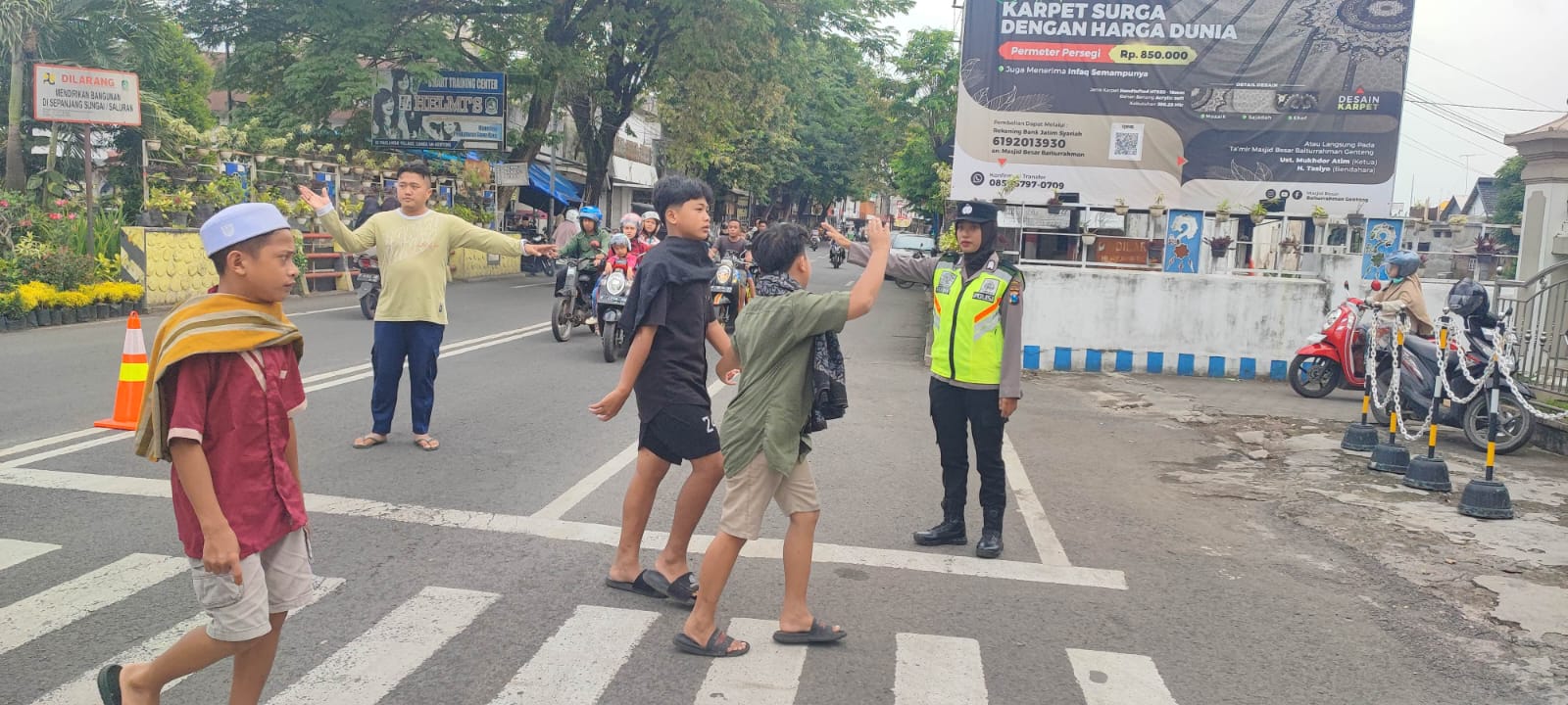 Polwan Polresta Banyuwangi ikut mengamankan warga yang hendak salat Jumat. (Polresta Banyuwangi)