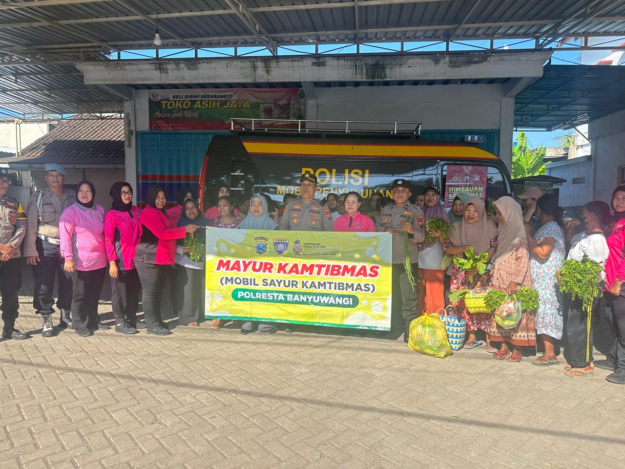 Warga berebut sembako Mayur Kamtibmas dari Polresta Banyuwangi. (Humas Polresta Banyuwangi)