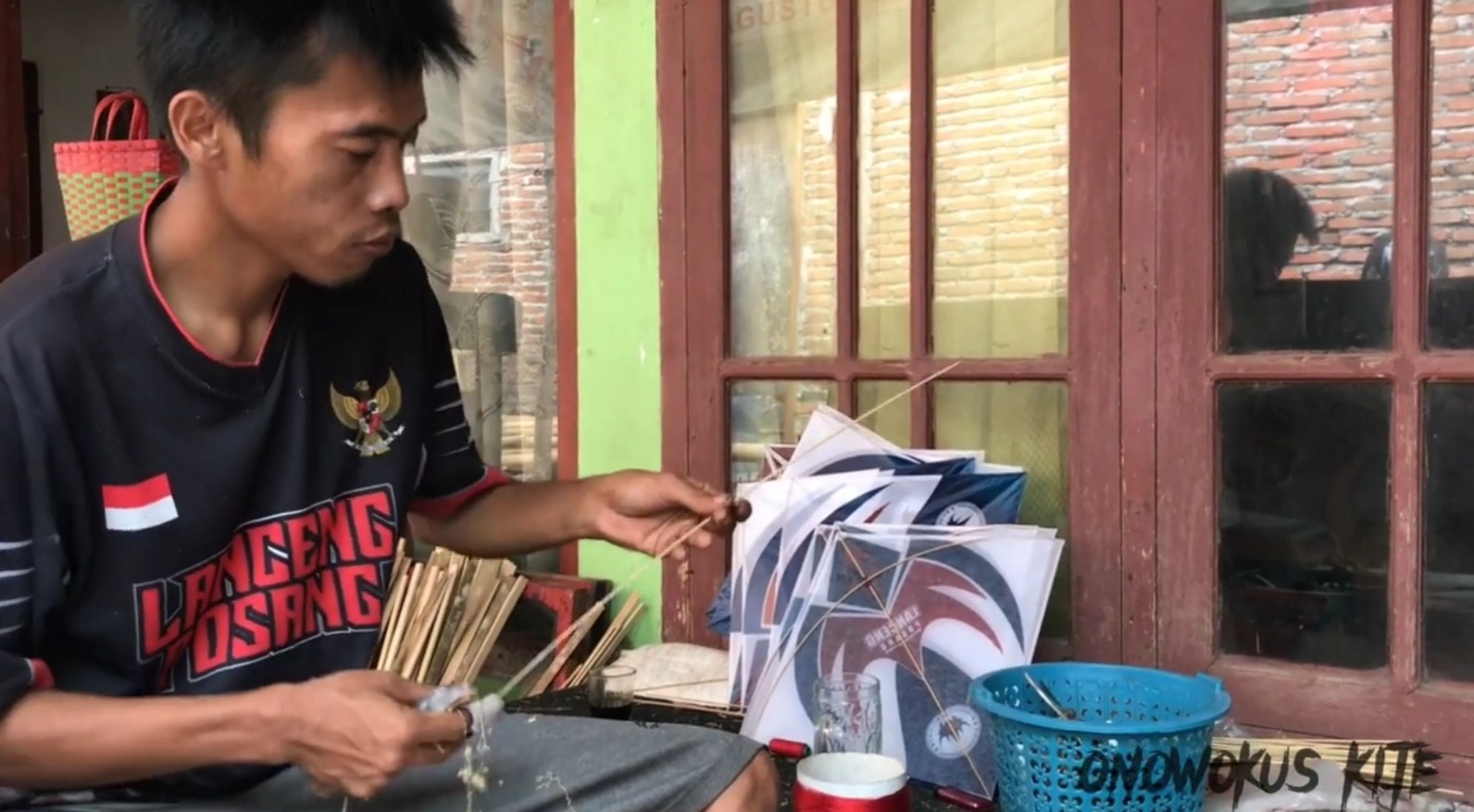 Pembuatan rangka layangan aduan (YouTube ONOWOKUS KITE).