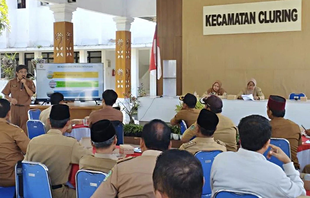 Petugas Diskop UMP Banyuwangi melakukan sosialisasi pembentukan Koperasi Merah Putih di kantor Kecamatan Cluring.