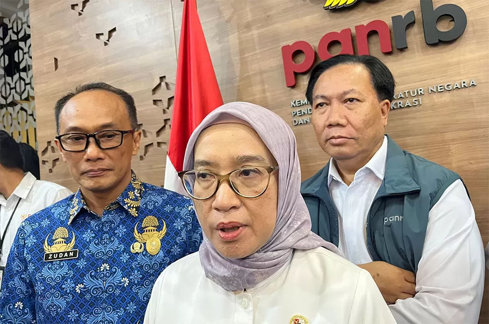 MenPAN RB Rini Widyantini (tengah).