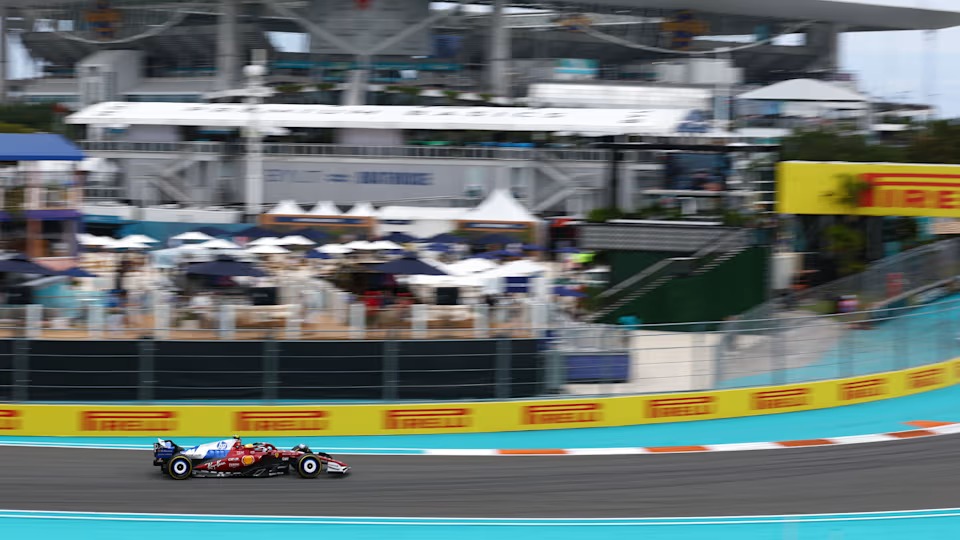 Oscar Piastri pimpin sesi latihan bebas GP Miami 2025 usai kecelakaan Ollie Bearman hentikan sesi dan ganggu putaran ban soft pembalap.