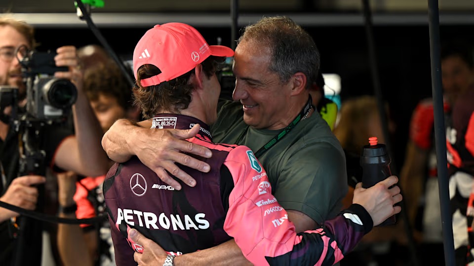 Kimi Antonelli cetak pole position F1 pertamanya di Miami GP dan rayakan momen emosional bersama ayahnya di garasi Mercedes.