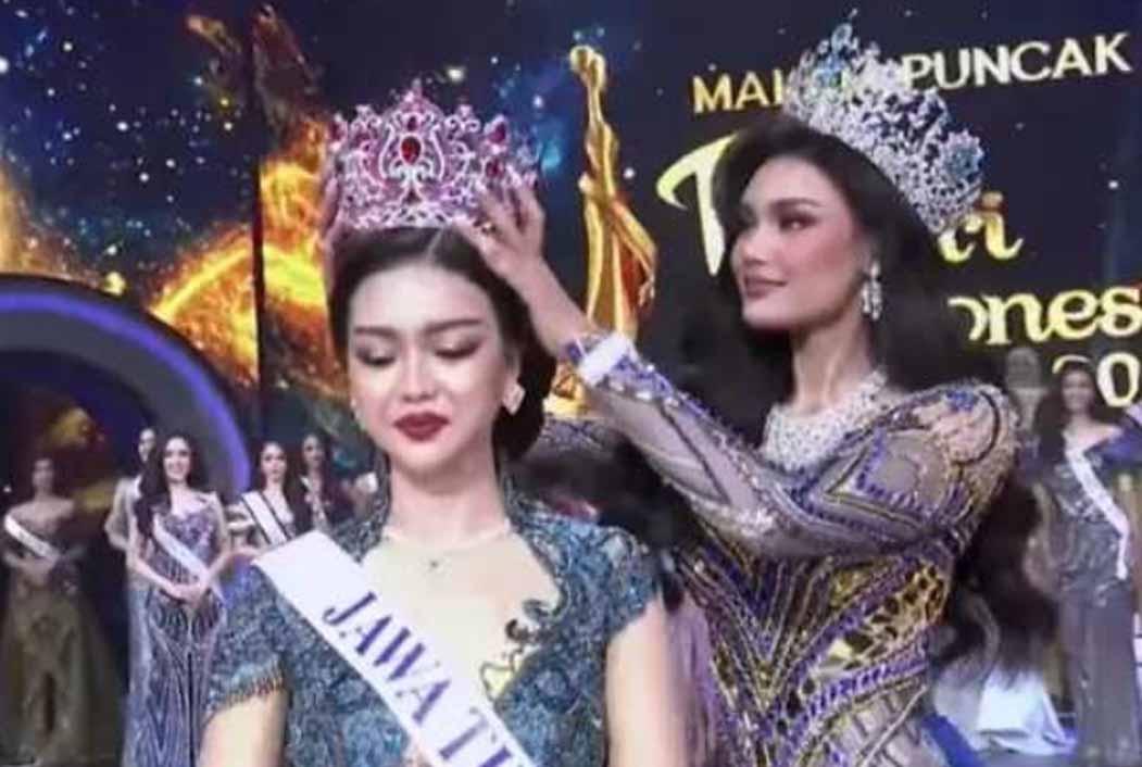 Firsta Yufi Amarta Putri dikenakan MAHKOTA sebagai Puteri Indonesia 2025 di Plenary Hall, Jakarta Convention Center di Jakarta, Jum