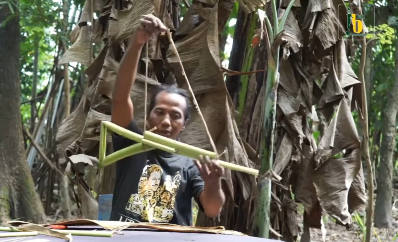 Senapan mainan dari pelepah pisang ( YouTube Jogjabelajar).