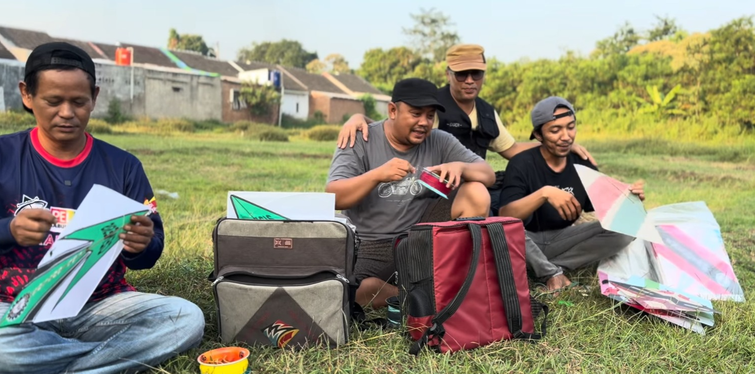 Menggulung gelasan (YouTube Hobi Layangan).