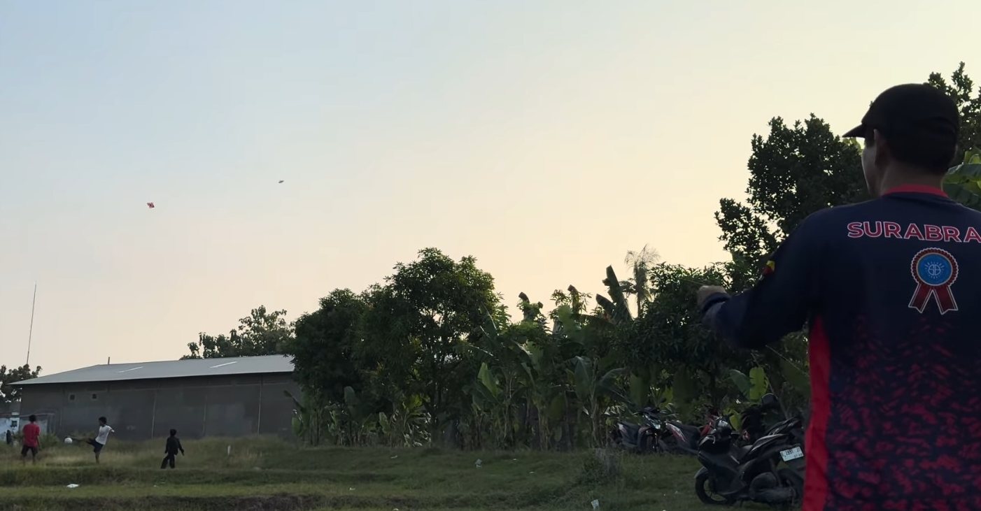 Bermain layangan aduan (YouTube Hobi Layangan).
