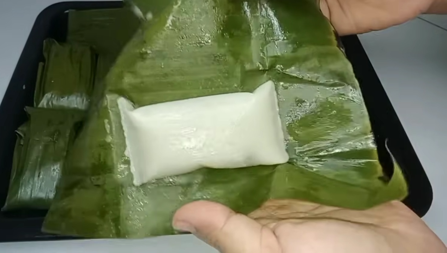 Daun pisang pembungkus makanan nagasari (YaouTube Resep Mami Hania).