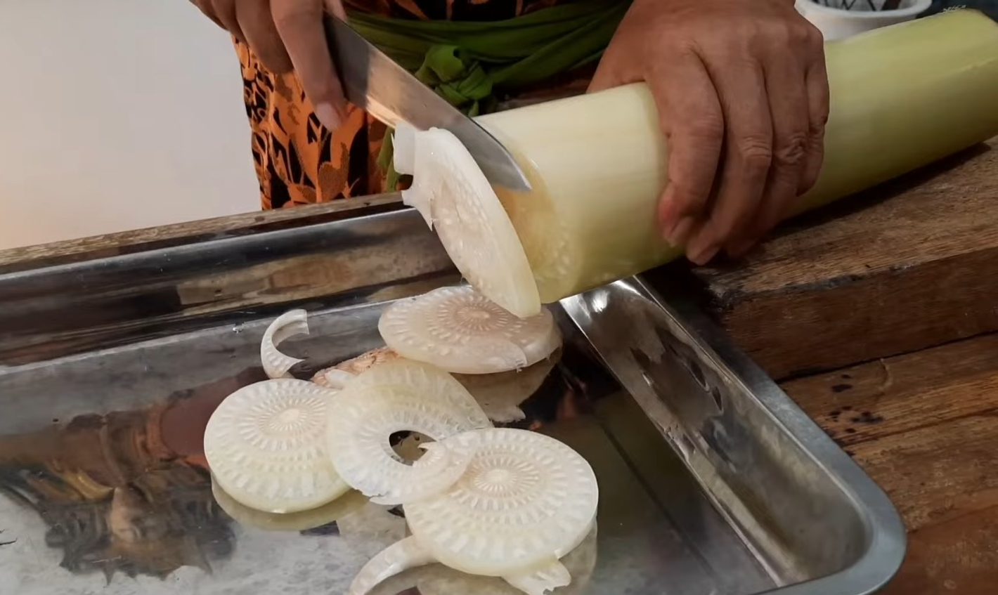 Memotong batang pisang (YouTube Dapur Nenek Reno).